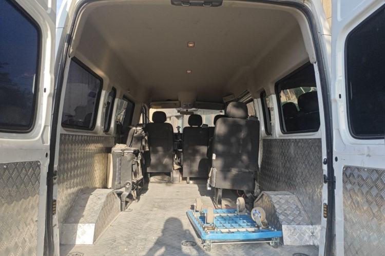 Used SAIC MAXUS Xintu V80 2024 Aotong Value Edition 6MT Long-Wheelbase Mid-Roof Model with 127 Ps Available in 6/7/8/9-Seater Configurations Trunk