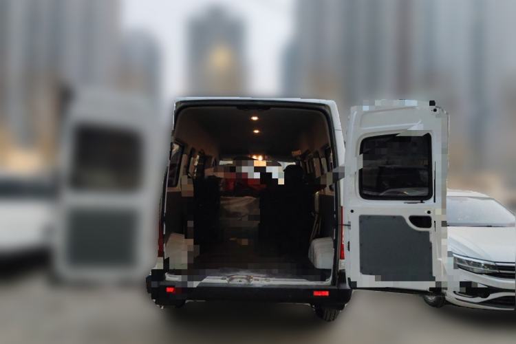 Used SAIC MAXUS Xintu V80 2024 Aotong Value Edition 6MT Long-Wheelbase Mid-Roof Model with 127 Ps Available in 6/7/8/9-Seater Configurations Trunk