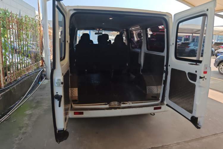 Used SAIC MAXUS Xintu V80 2024 Aotuntong 6MT Short-Wheelbase Ultra-Low Roof 127 Ps 5/6 Seats Trunk