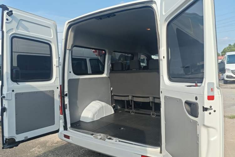 Used SAIC MAXUS Xintu V80 2024 Aotuntong Value Edition 6MT Short Wheelbase Mid-Height Roof 127 Ps 5/6 Seats Trunk
