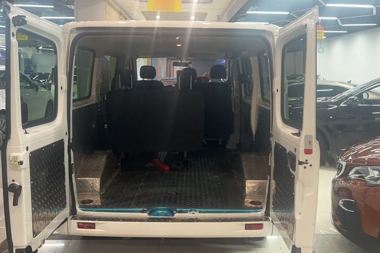 Used SAIC MAXUS Xintu V80 2024 Aotong 6AMT Short-Wheelbase Ultra-Low Roof 127 Ps 5/6 Seats Trunk