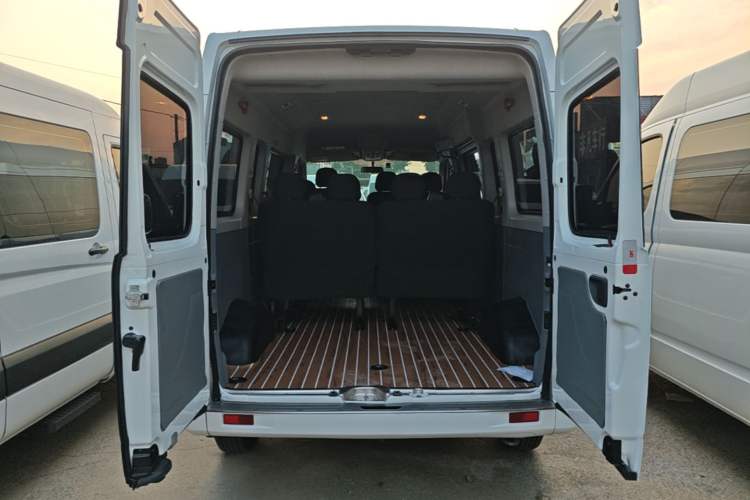 Used SAIC MAXUS Xintu V80 2024 Aotong Value Edition 6MT Long-Wheelbase Mid-Roof Model with 127 Ps Available in 6/7/8/9-Seater Configurations Trunk