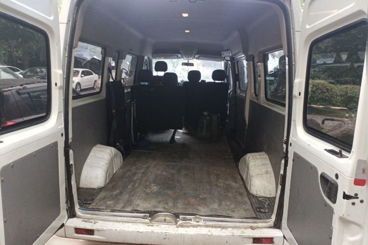 Used SAIC MAXUS Xintu V80 2024 Aotong Value Edition 6MT Long-Wheelbase Mid-Roof Model with 127 Ps Available in 6/7/8/9-Seater Configurations Trunk