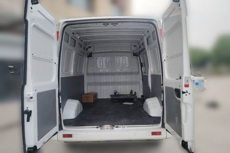 Used SAIC MAXUS Xintu V80 2024 City Distribution King PLUS Value Edition 6MT Short Wheelbase Mid-Roof Design 127 Ps 3 Seats Trunk