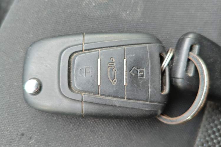 Used SAIC MAXUS Xintu V80 2024 Aotuntong Value Edition 6MT Short Wheelbase Mid-Height Roof 127 Ps 5/6 Seats Vehicle Key