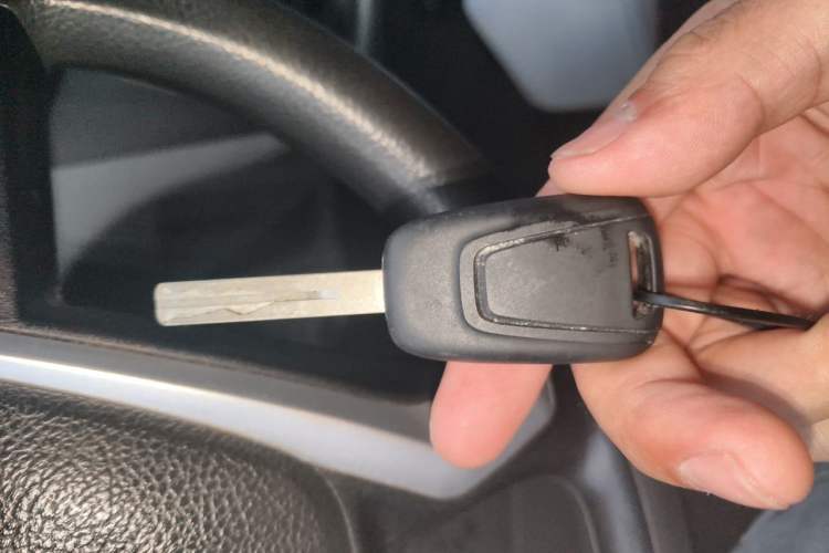 Used SAIC MAXUS Xintu V80 2024 Aotong Value Edition 6MT Long-Wheelbase Mid-Roof Model with 127 Ps Available in 6/7/8/9-Seater Configurations Vehicle Key