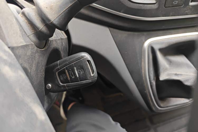 Used SAIC MAXUS Xintu V80 2024 Aotuntong 6MT Long-Wheelbase Ultra-Low Roof 127 Ps 6/7/8/9-Seater Vehicle Key