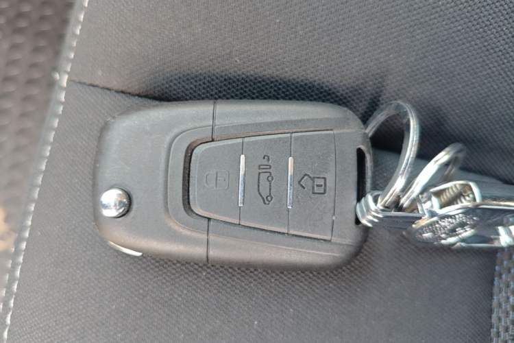 Used SAIC MAXUS Xintu V80 2024 Aotuntong Value Edition 6MT Short Wheelbase Mid-Height Roof 127 Ps 5/6 Seats Vehicle Key