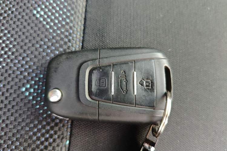 Used SAIC MAXUS Xintu V80 2024 Aotong Value Edition 6MT Long-Wheelbase Mid-Roof Model with 127 Ps Available in 6/7/8/9-Seater Configurations Vehicle Key