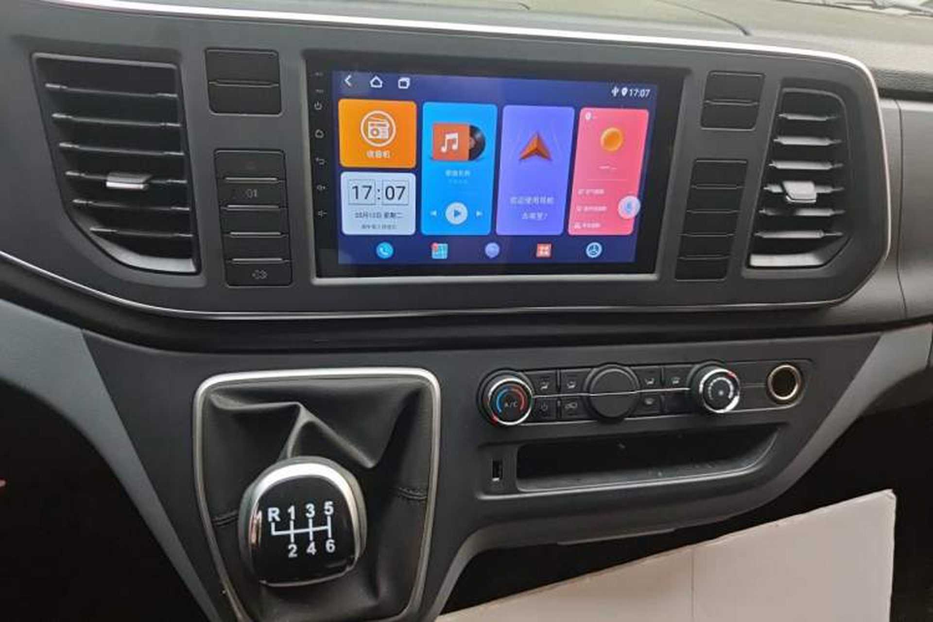 Used SAIC MAXUS Xintu V80 2025 Value Edition Aoyuntong 2.0T Manual Short Wheelbase Mid-Height 127 Ps 5/6 Seats Audio And AC Panel