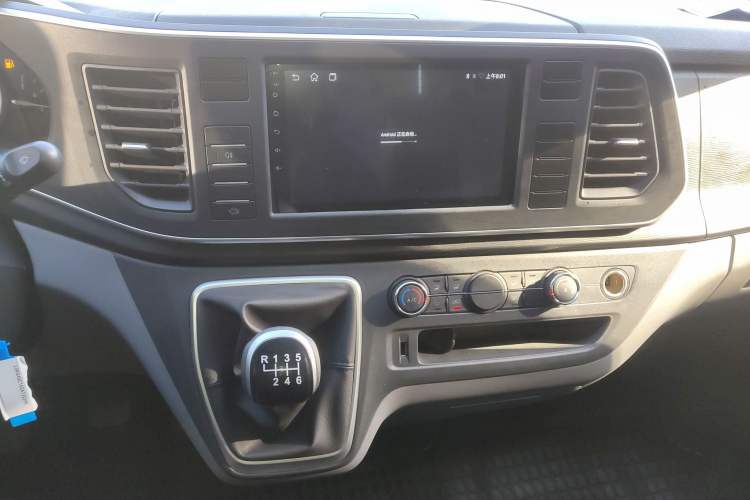 Used SAIC MAXUS Xintu V80 2025 Value Edition Aoyuntong 2.0T Manual Short Wheelbase Mid-Height 127 Ps 5/6 Seats Audio And AC Panel