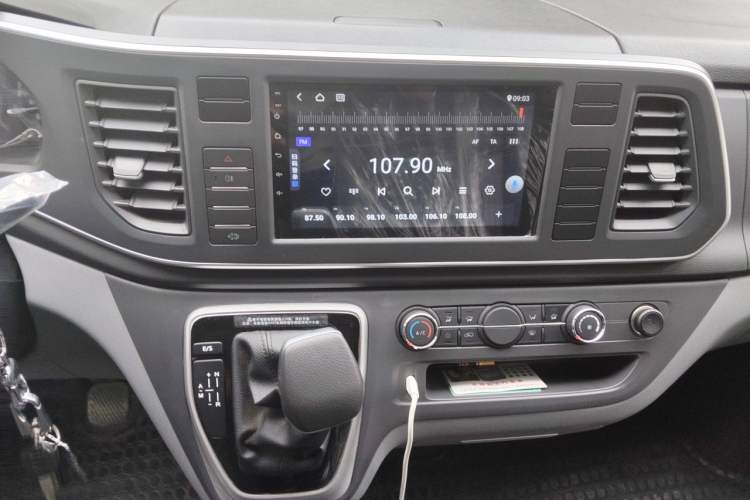 Used SAIC MAXUS Xintu V80 2025 Value Edition Aoyuntong 2.0T AMT Short Wheelbase Mid-Height 127 Ps 5/6 Seats Audio And AC Panel