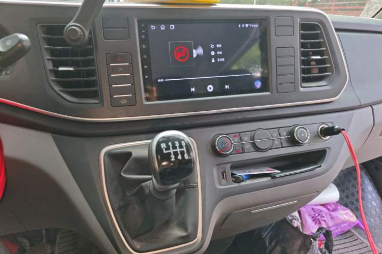 Used SAIC MAXUS Xintu V80 2025 Value Edition Aoyuntong 2.0T Manual Long Wheelbase Mid-Height Design 127 Ps 6/7/9-Seater Audio And AC Panel