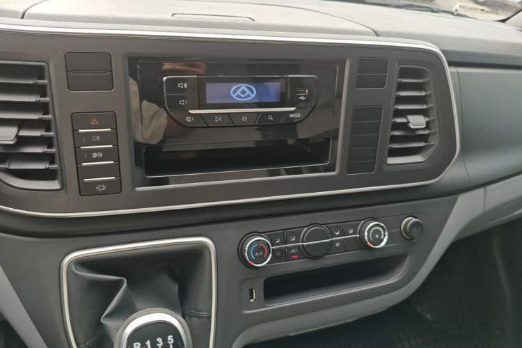 Used SAIC MAXUS Xintu V80 2025 PRO Aoyuntong 2.0T Manual Short Wheelbase Ultra-Low Roof 5/6-Seater Audio And AC Panel