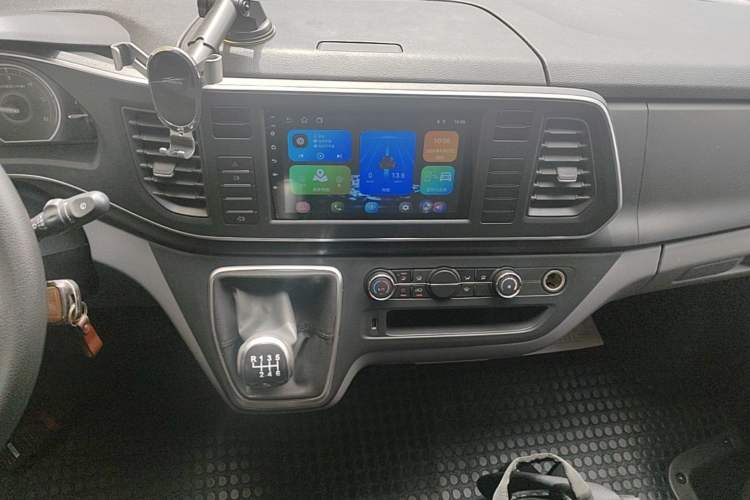 Used SAIC MAXUS Xintu V80 2025 Value Edition Aoyuntong 2.0T Manual Long Wheelbase Mid-Height Design 127 Ps 6/7/9-Seater Audio And AC Panel