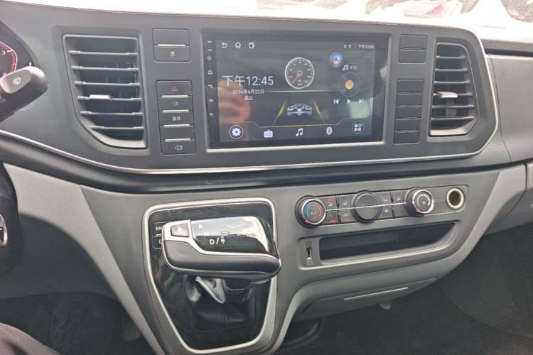 Used SAIC MAXUS Xintu V80 2025 PRO Aoyuntong 2.0T Automatic Short Wheelbase Ultra-Low Roof 5/6-Seater Audio And AC Panel