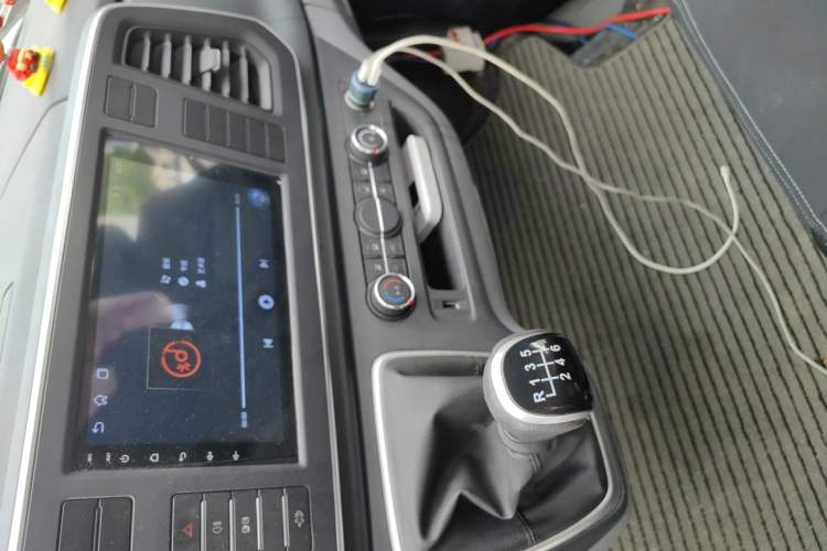 Used SAIC MAXUS Xintu V80 2025 PRO Aoyuntong 2.0T Manual Long Wheelbase Mid-Height 6/7/8/9-Seater Audio And AC Panel