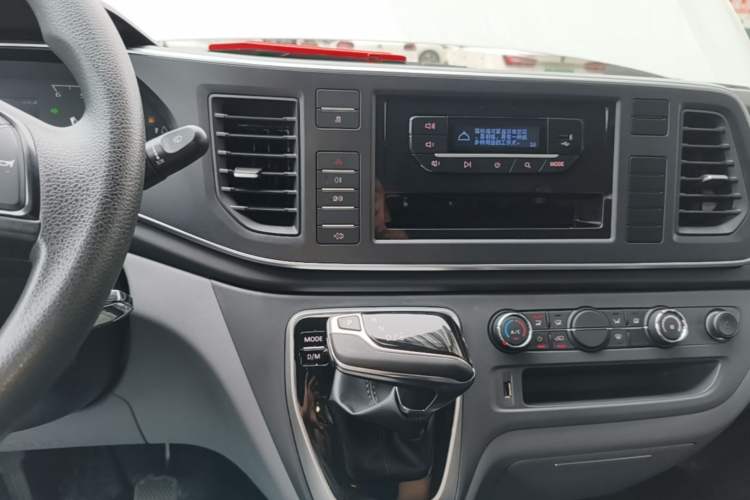 Used SAIC MAXUS Xintu V80 2025 PRO Aoyuntong 2.0T Automatic Long-Wheelbase Mid-Roof Model with 6/7/8/9 Seats Audio And AC Panel