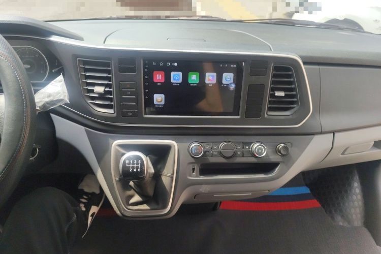 Used SAIC MAXUS Xintu V80 2025 Value Edition Aoyuntong 2.0T Manual Long Wheelbase Mid-Height Design 127 Ps 6/7/9-Seater Audio And AC Panel