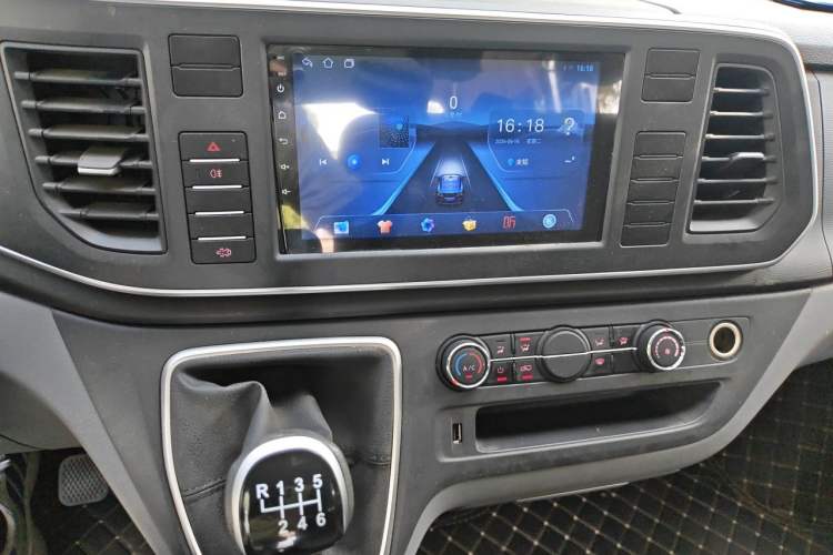 Used SAIC MAXUS Xintu V80 2025 Value Edition Aoyuntong 2.0T Manual Long Wheelbase Mid-Height Design 127 Ps 6/7/9-Seater Audio And AC Panel