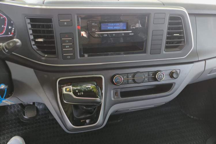 Used SAIC MAXUS Xintu V80 2025 PRO Aoyuntong 2.0T Automatic Short Wheelbase Ultra-Low Roof 5/6-Seater Audio And AC Panel