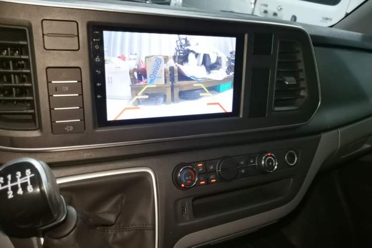 Used SAIC MAXUS Xintu V80 2025 Value Edition Aoyuntong 2.0T Manual Short Wheelbase Mid-Height 127 Ps 5/6 Seats Audio And AC Panel