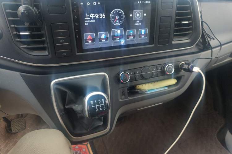 Used SAIC MAXUS Xintu V80 2025 PRO Aoyuntong 2.0T Manual Short Wheelbase Mid-Height 7/8/9-Seater Audio And AC Panel