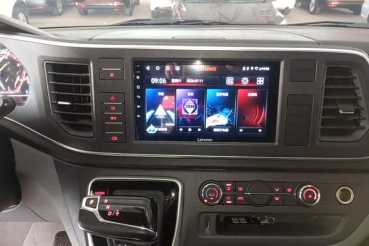 Used SAIC MAXUS Xintu V80 2025 PRO Aoyuntong 2.0T Automatic Short Wheelbase Mid-Height 5/6-Seater Audio And AC Panel
