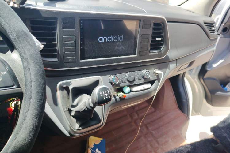 Used SAIC MAXUS Xintu V80 2025 Value Edition Aoyuntong 2.0T Manual Short Wheelbase Mid-Height 127 Ps 5/6 Seats Audio And AC Panel