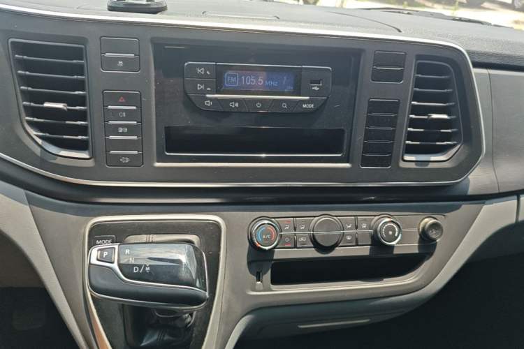 Used SAIC MAXUS Xintu V80 2025 PRO Aoyuntong 2.0T Automatic Long-Wheelbase Mid-Roof Model with 6/7/8/9 Seats Audio And AC Panel