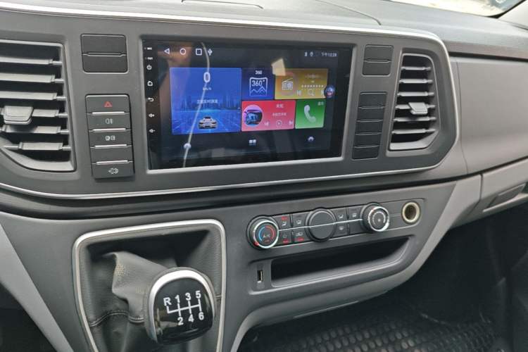 Used SAIC MAXUS Xintu V80 2025 PRO Aoyuntong 2.0T Manual Short Wheelbase Ultra-Low Roof 5/6-Seater Audio And AC Panel