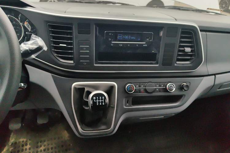 Used SAIC MAXUS Xintu V80 2025 Value Edition Aoyuntong 2.0T Manual Short Wheelbase Mid-Height 127 Ps 5/6 Seats Audio And AC Panel