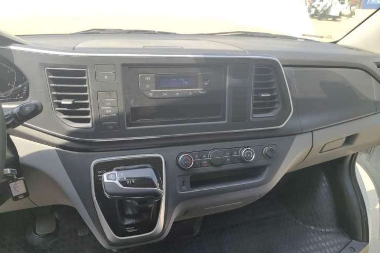 Used SAIC MAXUS Xintu V80 2025 PRO Aoyuntong 2.0T Automatic Short Wheelbase Ultra-Low Roof 5/6-Seater Audio And AC Panel