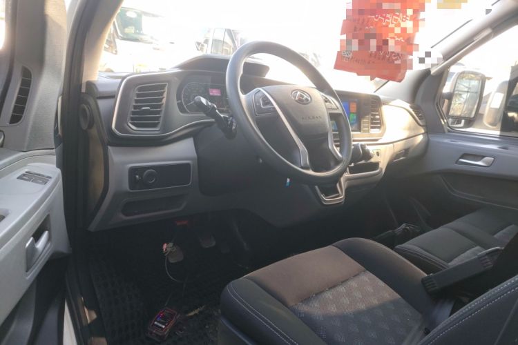 Used SAIC MAXUS Xintu V80 2025 Value Edition Aoyuntong 2.0T Manual Short Wheelbase Mid-Height 127 Ps 5/6 Seats Center Console