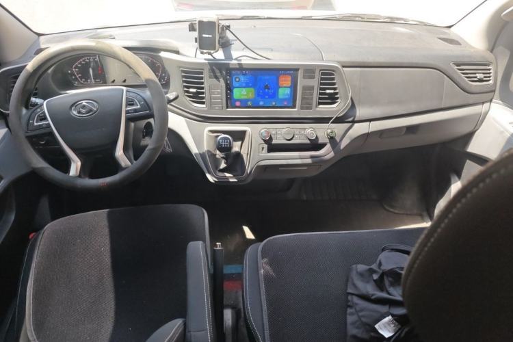 Used SAIC MAXUS Xintu V80 2025 Value Edition Aoyuntong 2.0T Manual Short Wheelbase Mid-Height 127 Ps 5/6 Seats Center Console