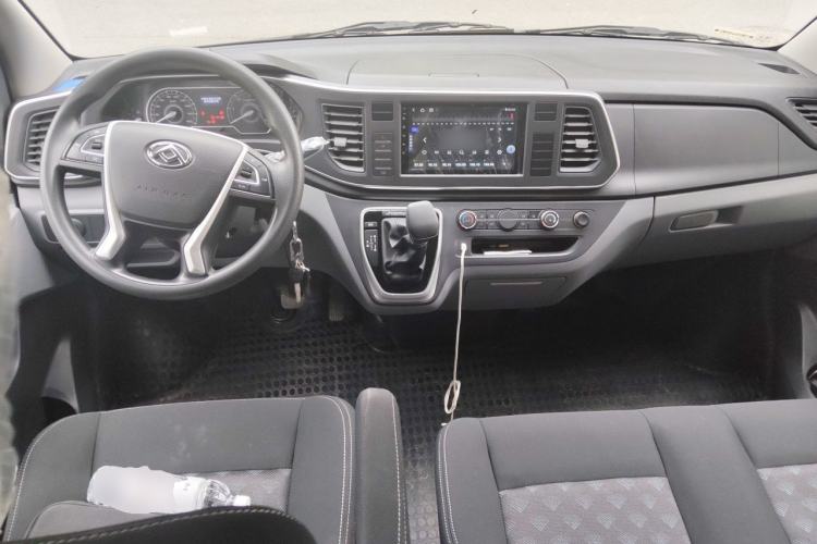Used SAIC MAXUS Xintu V80 2025 Value Edition Aoyuntong 2.0T AMT Short Wheelbase Mid-Height 127 Ps 5/6 Seats Center Console
