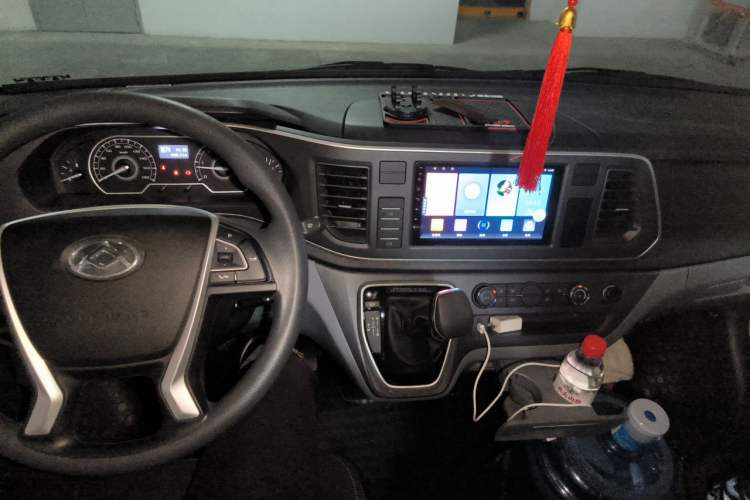 Used SAIC MAXUS Xintu V80 2025 PRO Aoyuntong 2.0T AMT Short Wheelbase Ultra-Low Roof 5/6 Seats Center Console