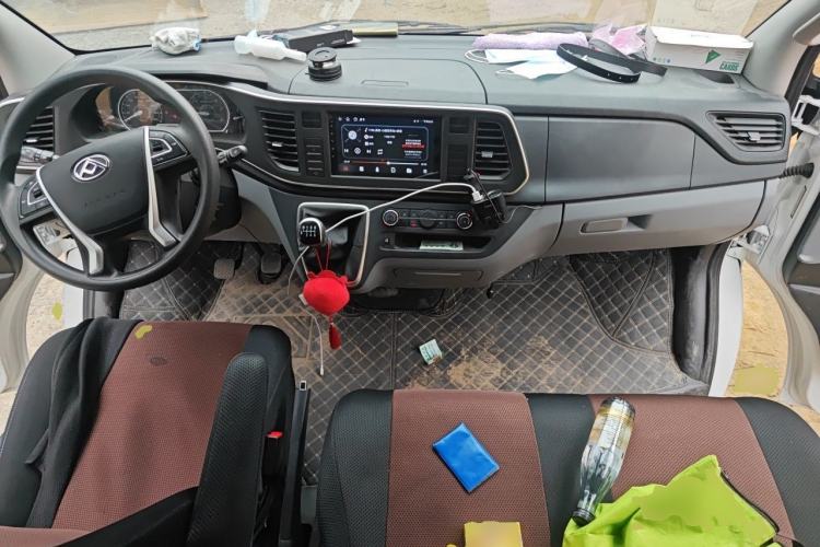 Used SAIC MAXUS Xintu V80 2025 PRO Aoyuntong 2.0T Manual Short Wheelbase Mid-Height 5/6-Seater Center Console