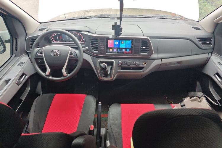 Used SAIC MAXUS Xintu V80 2025 PRO Aoyuntong 2.0T Manual Short Wheelbase Mid-Height 5/6-Seater Center Console