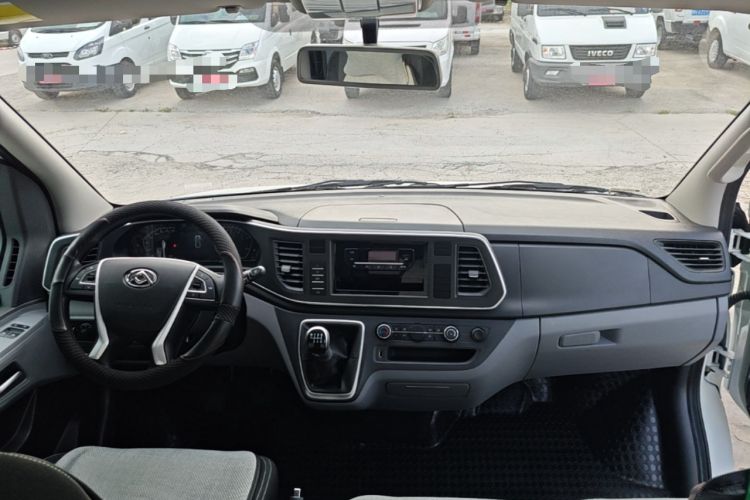 Used SAIC MAXUS Xintu V80 2025 PRO Aoyuntong 2.0T Manual Short Wheelbase Ultra-Low Roof 5/6-Seater Center Console