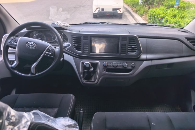 Used SAIC MAXUS Xintu V80 2025 Value Edition Aoyuntong 2.0T Manual Short Wheelbase Ultra-Low Roofline 127 Ps 5/6 Seats Center Console