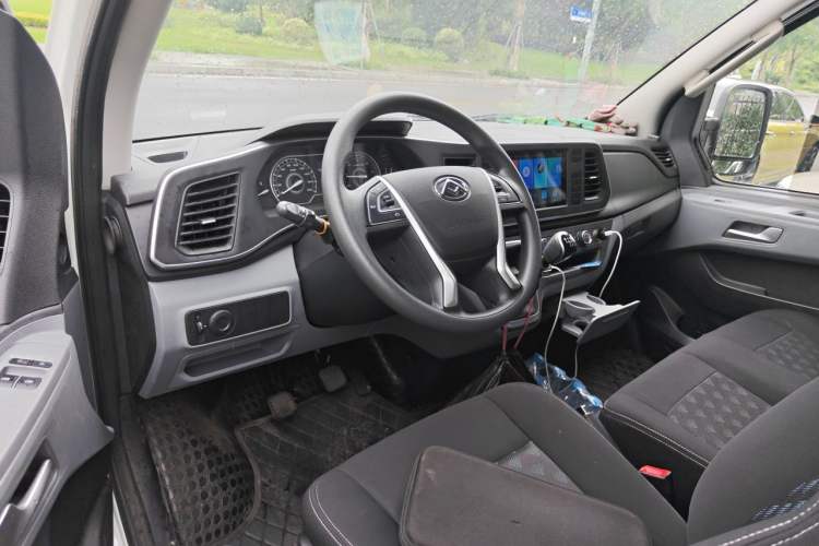 Used SAIC MAXUS Xintu V80 2025 Value Edition Urban Delivery King 2.0T Manual Short Wheelbase Ultra-Low Roof 127 Ps 3 Seats Center Console