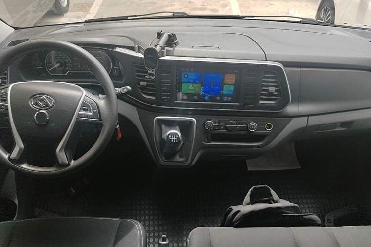 Used SAIC MAXUS Xintu V80 2025 Value Edition Aoyuntong 2.0T Manual Long Wheelbase Mid-Height Design 127 Ps 6/7/9-Seater Center Console