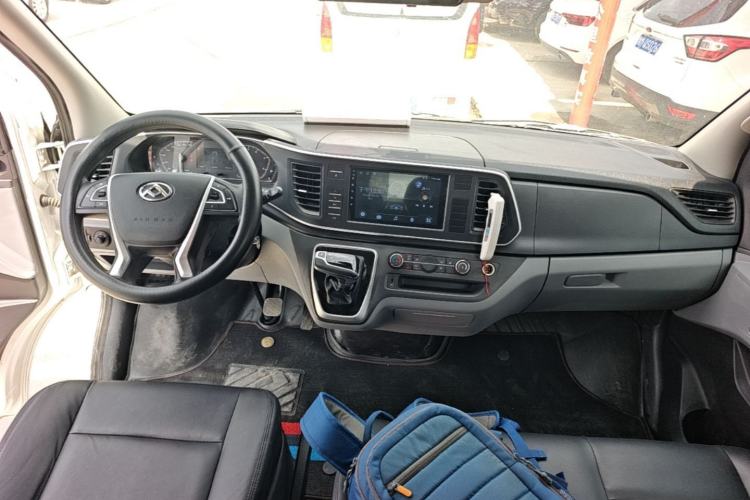 Used SAIC MAXUS Xintu V80 2025 PRO Aoyuntong 2.0T Automatic Short Wheelbase Ultra-Low Roof 5/6-Seater Center Console