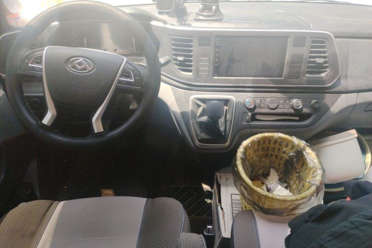 Used SAIC MAXUS Xintu V80 2025 PRO Aoyuntong 2.0T Manual Long Wheelbase Mid-Height 6/7/8/9-Seater Center Console