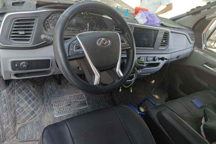 Used SAIC MAXUS Xintu V80 2025 PRO Aoyuntong 2.0T Automatic Short Wheelbase Ultra-Low Roof 5/6-Seater Center Console