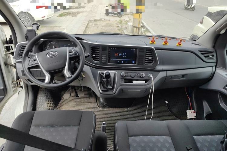 Used SAIC MAXUS Xintu V80 2025 PRO Aoyuntong 2.0T Manual Long Wheelbase Mid-Height 6/7/8/9-Seater Center Console