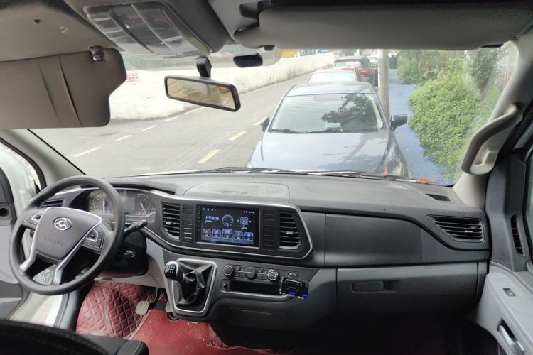 Used SAIC MAXUS Xintu V80 2025 PRO Aoyuntong 2.0T Manual Long Wheelbase Mid-Height 6/7/8/9-Seater Center Console