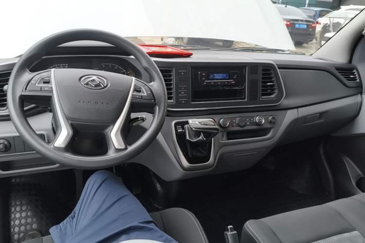 Used SAIC MAXUS Xintu V80 2025 PRO Aoyuntong 2.0T Automatic Long-Wheelbase Mid-Roof Model with 6/7/8/9 Seats Center Console