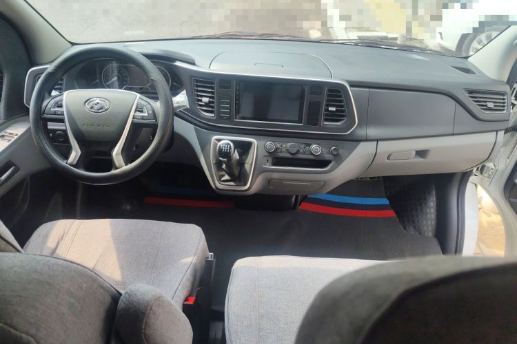 Used SAIC MAXUS Xintu V80 2025 Value Edition Aoyuntong 2.0T Manual Long Wheelbase Mid-Height Design 127 Ps 6/7/9-Seater Center Console